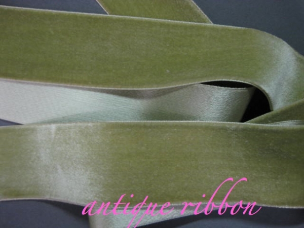 Vintage ribbon green velvet